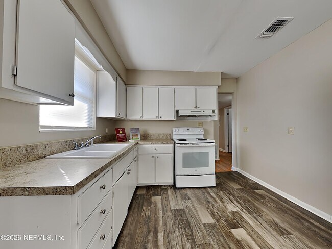 Building Photo - 6332 Romilly Dr