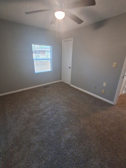 Building Photo - 2541 Huntington Dr