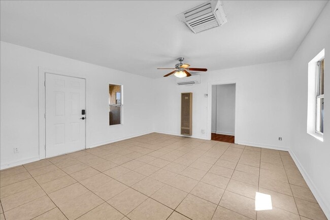 Building Photo - 2 Bedroom Home on 1.8 Acre Lot