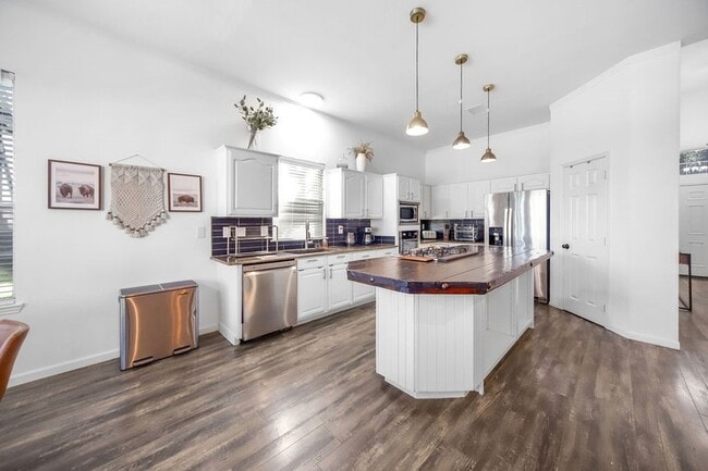 Building Photo - 5205 Panama Dr