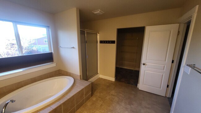 Building Photo - SE Bend 3 bed 2.5 bath Plus BONUS-Fenced