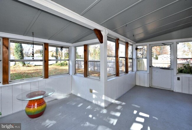 Building Photo - 660 Osborne Ave