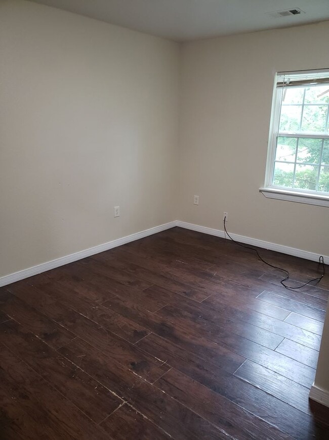 Building Photo - 3 Bedroom Home 2 bath