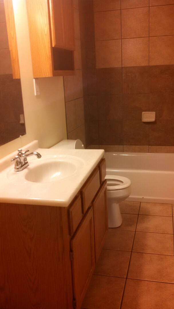 Building Photo - Spacious & Open Basement Apartment