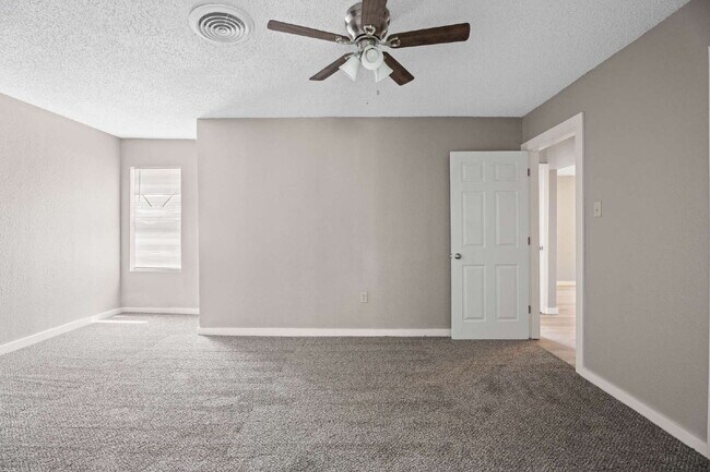 Building Photo - Cozy 3 Bed, 2 Bath with Backyard Deck