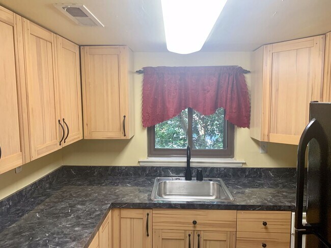 Building Photo - Amazing 1-Bedroom Condo at Bentley Square ...