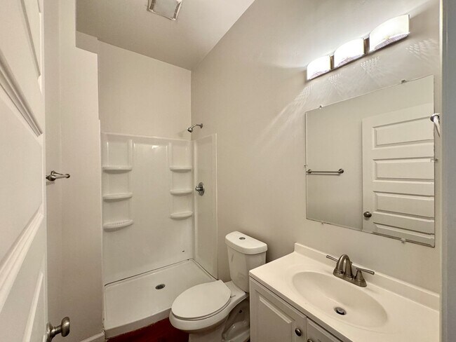 Building Photo - 4 bed/2 full bath Rental on Warner - Mins ...