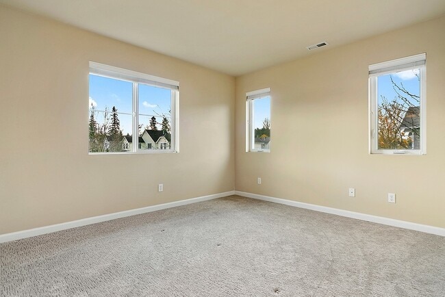 Building Photo - 3 Bedroom Townhome in DuPont