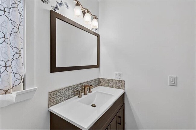 Building Photo - 2329 Reynolds St