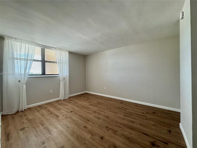 Building Photo - 7125 Bay Dr