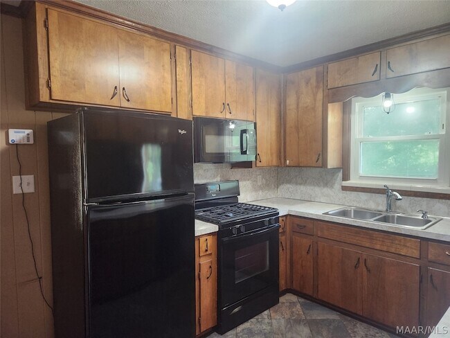 Building Photo - 1203 Oates Rd