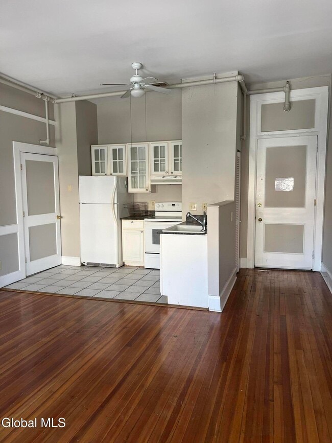 Building Photo - 5 Broadway