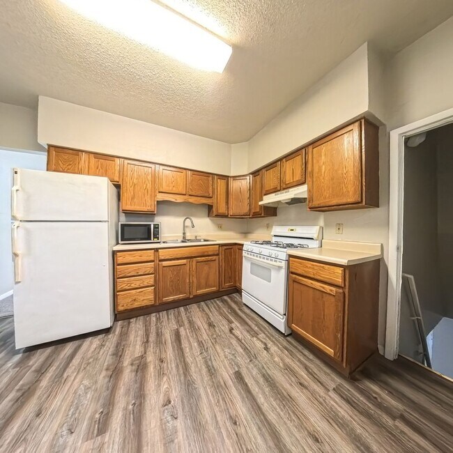 Building Photo - 2 Bedroom 1 Bathroom Fresh Carpet