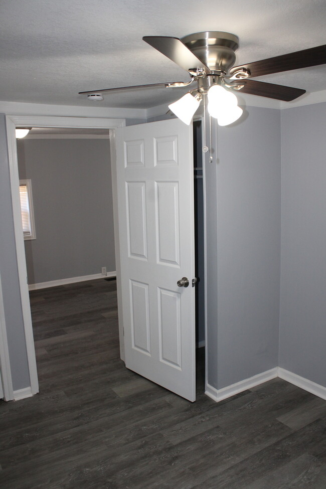 Building Photo - Cozy 3-bedroom, 1 full bath with vanity home located in Kansas City, MO.