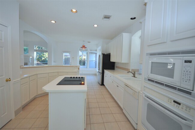 Building Photo - 5634 Heather Run Dr