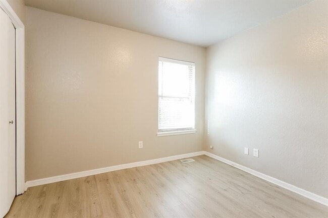 Building Photo - 1901 Gray Fox Dr