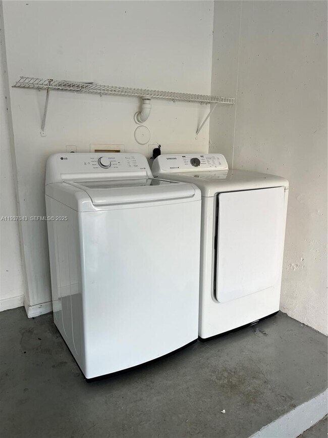 Building Photo - 2033 SE 10th Ave