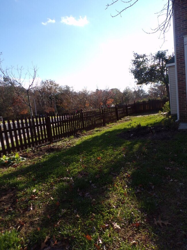 Building Photo - Odenton, 3 level twhs, end unit, Master su...