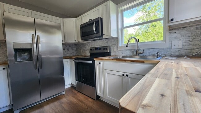 Building Photo - Totally renovated house now for lease