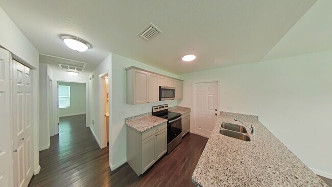 Building Photo - Charming 3 Bedroom, 2 Bathroom Home for Rent in Summerfield, FL