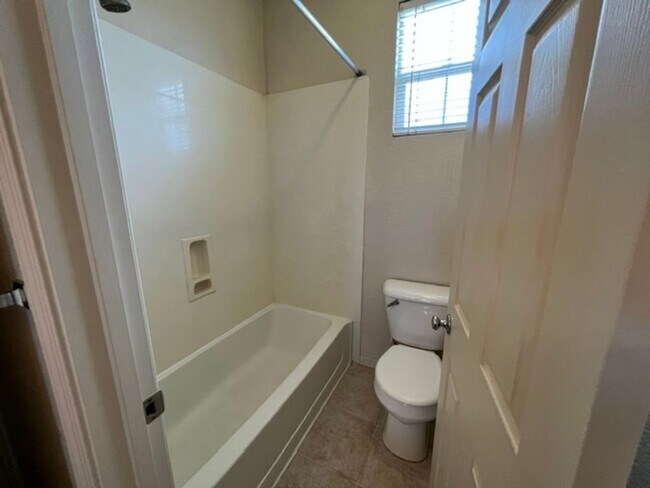 Building Photo - 2912 Medinah Way