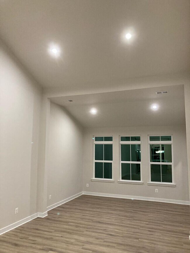 Building Photo - 2020 Rivers Dr