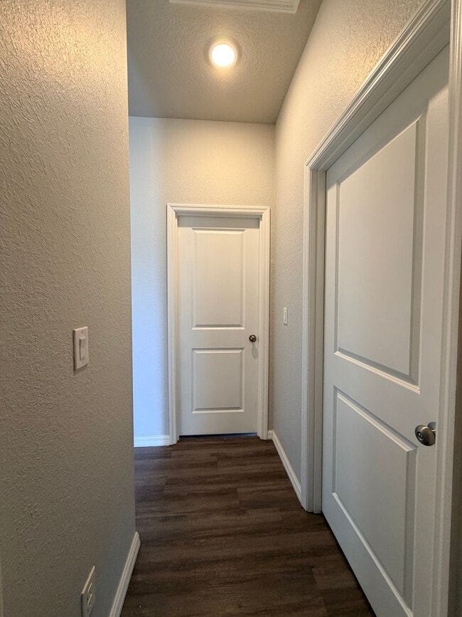 Building Photo - 3 bedrooms and 2 baths! FRESHLY RENOVATED!