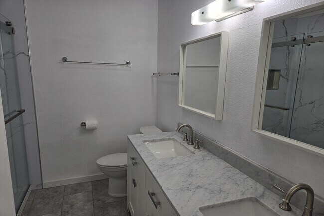 Building Photo - 8535 W Knl Dr