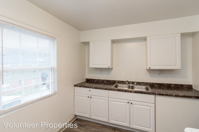 Building Photo - 3301 Pinewood Ave