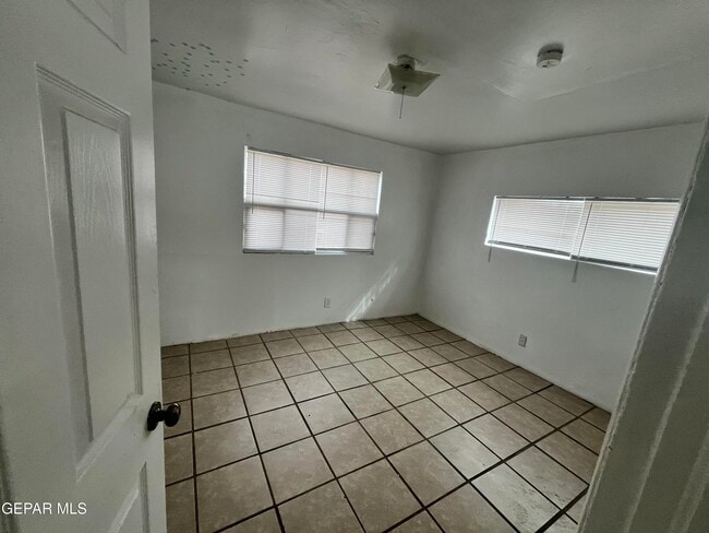 Building Photo - 813 Elmwood Ct