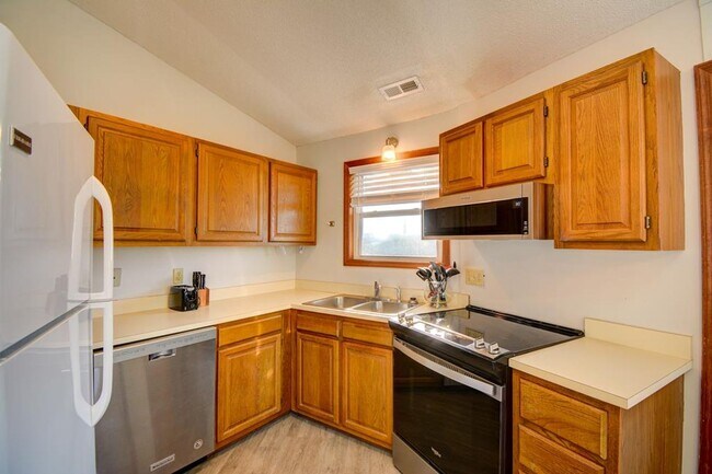 Building Photo - OFF SEASON RENTAL Topsail Island Furnished...