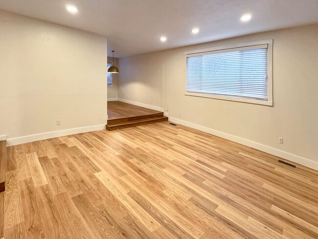 Building Photo - Pet-Friendly Newly Remodeled 3-Bedroom Home in South West Boise with Granite Counters, Gas Firepl...