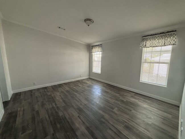 Building Photo - 940 W Roseau Ave