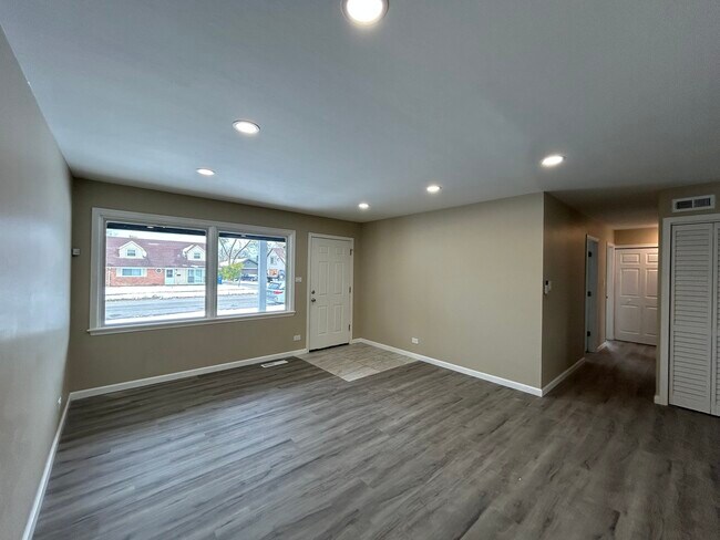 Building Photo - 176 Craig Dr W