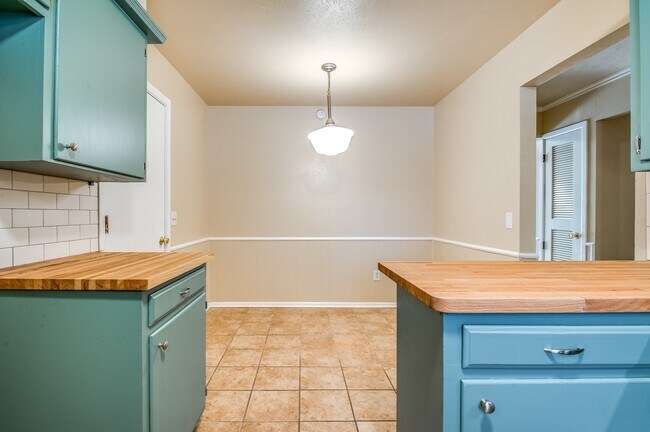 Building Photo - Super cute 3 bed, 2 bath!!