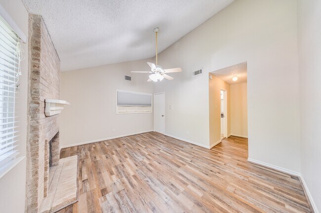 Building Photo - 2391 Crescent Park Dr