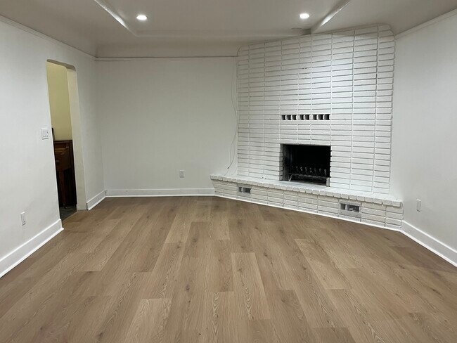 Building Photo - 2709 N Arrowhead Ave