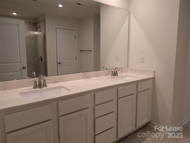 Building Photo - 5906 Fenway Dr