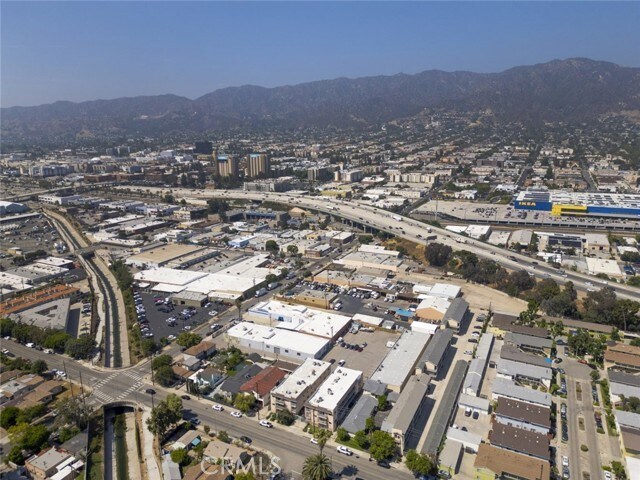 Building Photo - 620 S Lake St