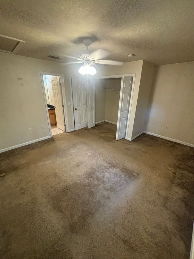 Building Photo - Awesome 3x3 Townhouse with Private Driveway!