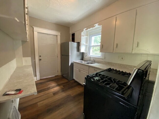 Building Photo - 2 WEEKS FREE RENT! Kenmore Charmer: 2 Bedr...