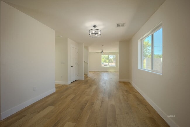 Building Photo - 818 W 7th St