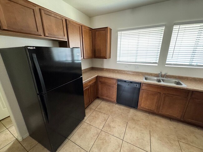 Building Photo - 4 Bedroom - 3.5 Bath Townhome in Gilbert