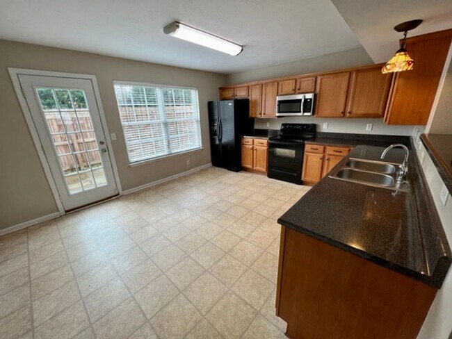 Building Photo - *MOVE-IN SPECIAL*1/2 Off 1st Months Rent!* End Unit 2 Bed, 2.5 Bath Townhome in The Cottages at I...