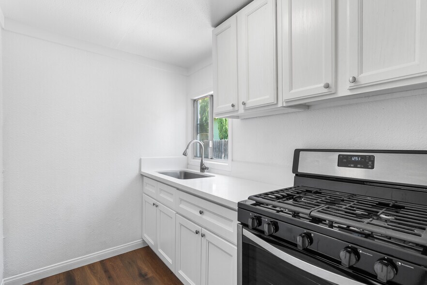 Building Photo - 4159 Larchwood Plz