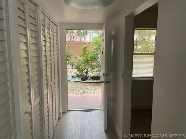 Building Photo - 2851 Somerset Dr