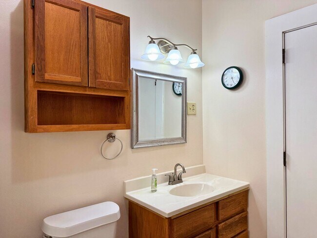 Building Photo - Adorable 3 Bed, 1 Bath Craftsman Home