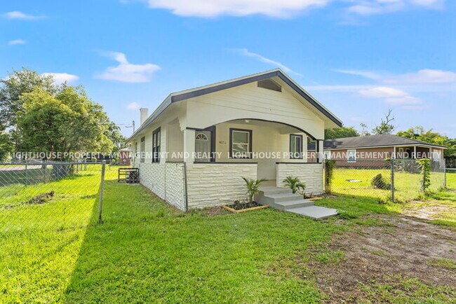Building Photo - Charming 3x2 Bungalow