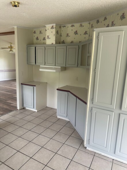 Building Photo - 230 Linda's Ln