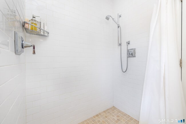 Building Photo - 9 Belshyre Ct